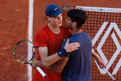 Sinner y Alcaraz se saludan en la Philippe Chatrier tras medirse en las semifinales del último Roland Garros.