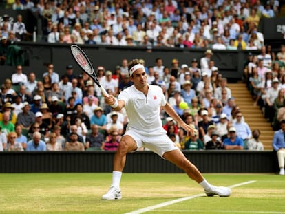 Federer, durante el partido de cuartos contra Nishikori en Wimbledon.