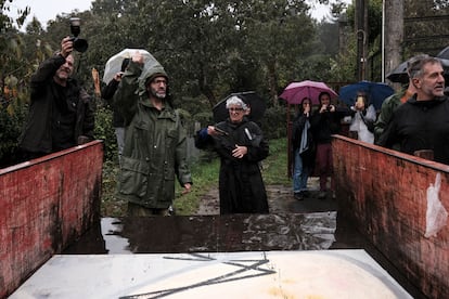 Mateo Feijóo junto a la artista Elena Rivera, en la acción artística 'La quema' en Galicia. Fotografía Cedida