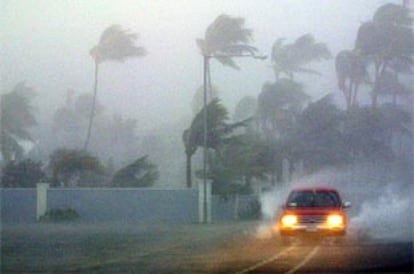 Un coche, bajo la lluvia torrencial del <i>Michelle</i> en Nassau (islas Bahamas).