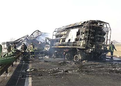 Restos del camión cargado con bombonas de hidrógeno que provocaron el incendio en el accidente múltiple en una autopista de Italia.