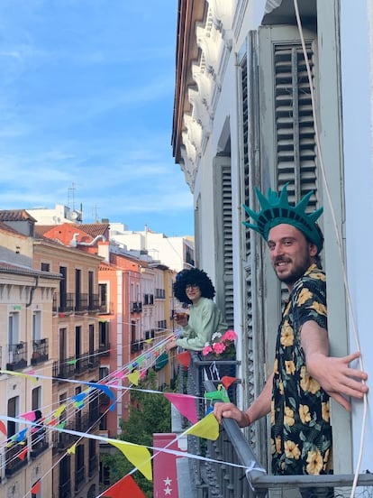 Vecinos de Malasaña durante la representación de "Entre ventanas y visillos".