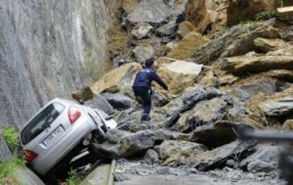 Una veintena de coches han sido sepultados tras el desprendimiento de parte de un monte en Ermua.