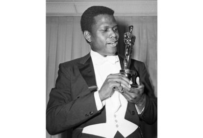 Sidney Poitier posa con su Oscar al mejor actor por 'Los lirios del valle', el 13 de abril de 1964.