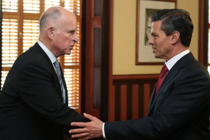 El gobernador de California (i) y el presidente de México
