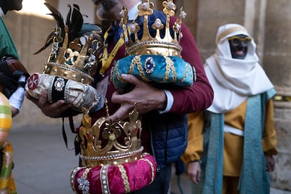  Las tres coronas de los Reyes Magos en Sevilla.
