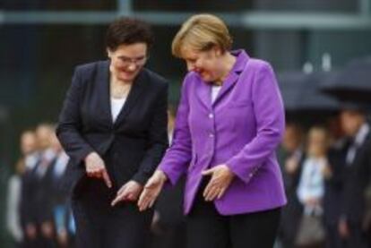 La canciller alemana, Angela Merkel, con la primer ministro polaca Ewa Kopacz hoy en Berl&iacute;n. 