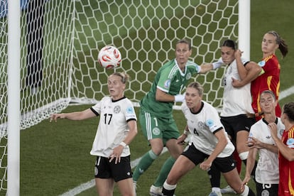 La jugadora alemana Franziska Kett, a la izquierda, cabecea el balón.