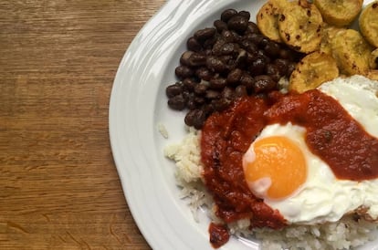 Plátano macho con arroz, frijoles y huevo.