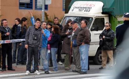 Dos camiones de la mudanza sacan los enseres de una mujer y sus dos hijos después de que se ejecutara el desahucio.