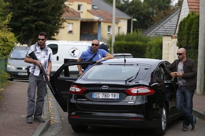 Miembros de la policía francesa después del ataque que ocurrió hoy en la localidad francesa de Saint-Etienne du Rouvray.