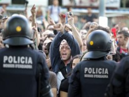 Cientos de jóvenes protestan el miércoles a las puertas del parque de la Ciutadella, en presencia de los Mossos d’Esquadra.