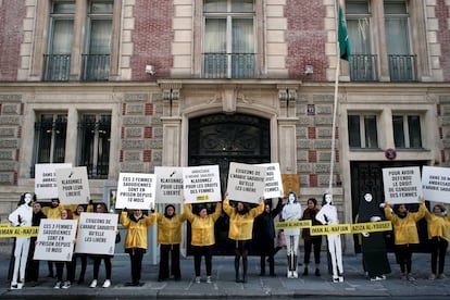 Protesta ante la embajada saudí de París exigiendo la liberación de las feministas saudíes detenidas en su país.