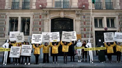 Protesta ante la embajada saudí de París exigiendo la liberación de las feministas saudíes detenidas en su país.