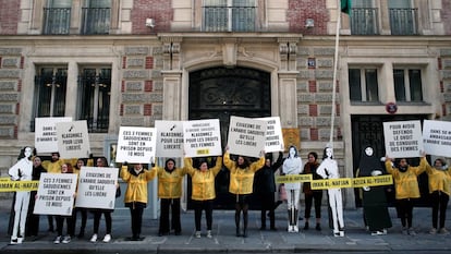 Protesta ante la embajada saudí de París exigiendo la liberación de las feministas saudíes detenidas en su país.