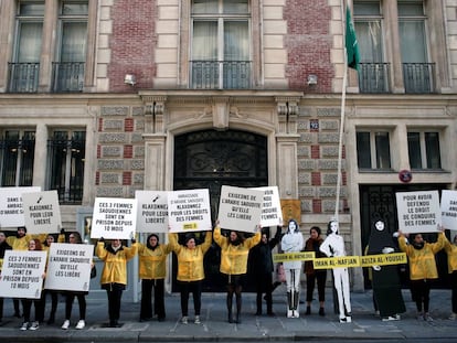 Protesta ante la embajada saudí de París exigiendo la liberación de las feministas saudíes detenidas en su país.