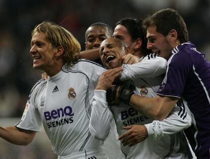 Michel Salgado (izquierda), Robinho, Mejía e Iker Casillas, felicitan a Roberto Carlos (centro), tras su gol en un partido de Liga, en 2006.