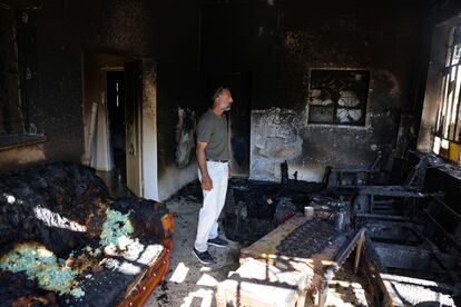 Un hombre observa el interior de una casa quemada por israelíes en Turmusayya, en Cisjordania, este miércoles.