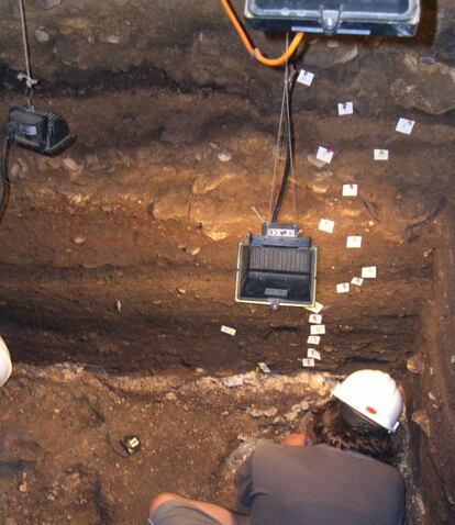 Un experto en la excavación del yacimiento de la Cueva de El Esquilleu (Cantabria)