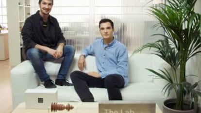 Fundadores de Tot-em, Javier Pérez y Javier Jiménez. Abajo, pulseras y collares de la firma. 