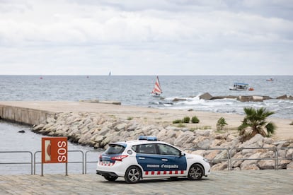 Un coche patrulla de los Mossos, en una playa de Barcelona.