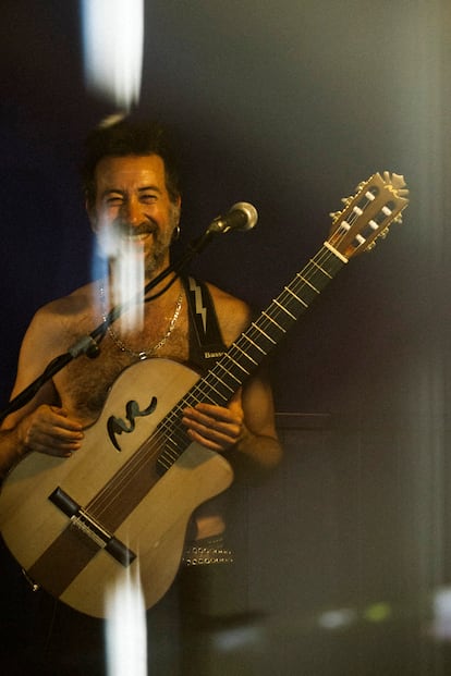 Muchachito, en el local de ensayo.