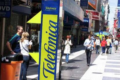 Transeúntes en la céntrica calle peatonal de Florida, en la capital argentina.