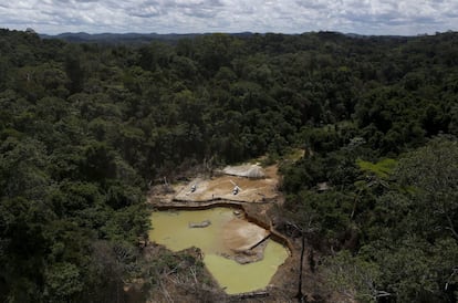 Garimpo ilegal, em terras indígenas, no coração da floresta amazônica, em Roraima.