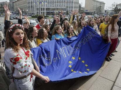 Concentração pró-europeia de estudantes em Kiev, às vésperas do referendo holandês sobre o acordo de associação entre a Ucrânia e a União Europeia.