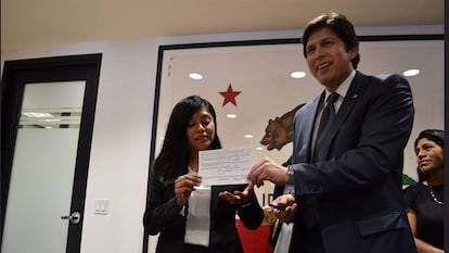 Lizbeth Mateo con Kevin de León, presidente del Senado de California.