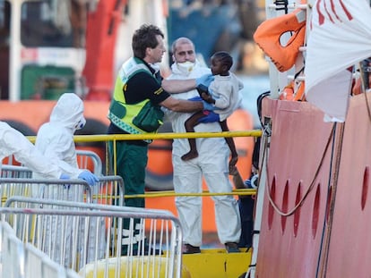 Un niño recibe asistencia en su llegada a La Valeta, Malta.