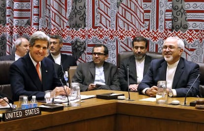 El secretario de Estado John Kerry y el ministro de Exteriores iraní Mohammed Javad Zarif en una reunión histórica después de 35 años.
