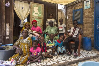 Estos son sólo algunos de los miembros de la familia de Mareme Mbaye (en el centro, vestida de verde), quien es su sostén económico fundamental, lavando ropa para sus vecinas. En apenas unos meses, la familia cuenta con tres nuevos miembros: tres preciosas niñas que viven allí con sus madres, hijas o nueras de Mareme.