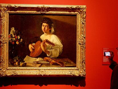 <i>Tañedor de laúd</i> (1595-1596), de Michelangelo Merisi da Caravaggio (1571-1610), en la exposición del Ermitage de San Petersburgo en el Museo del Prado.