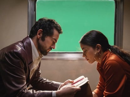 Luis Gerardo Méndez y Paulina Gaitán en una escena de la serie 'Belascoarán'.