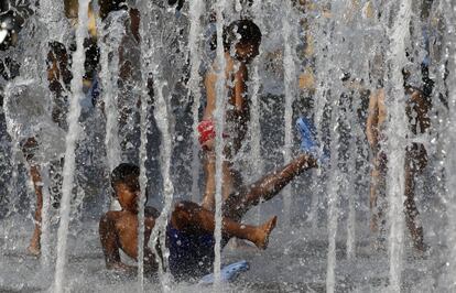 Los niños se refrescan en una fuente pública en Barcelona, ​​España, el domingo 5 de agosto de 2018.