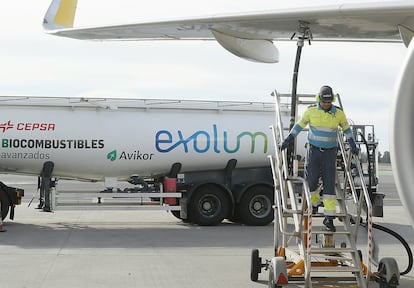Un Airbus A320 recarga con biocombustible en el aeropuerto de Sevilla. 
