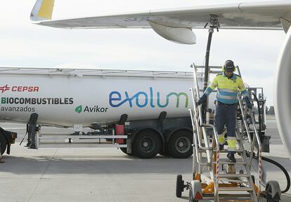 Un Airbus A320 recarga con biocombustible en el aeropuerto de Sevilla.