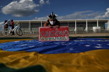 Um manifestante segura uma faixa que diz "Oxigênio respira Brasil" durante um protesto contra o presidente Jair Bolsonaro em Brasília.