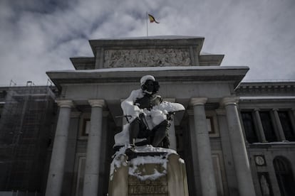 A estátua de Diego Velázquez, coberta de neve, em frente à porta que leva seu nome no Museu do Prado.