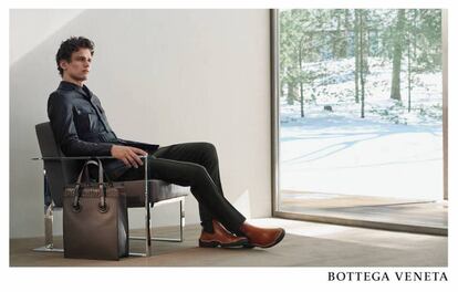Simon Nessman con algunas de las prendas seleccionadas de la colección otoño/invierno 2017 de Bottega Veneta. Como es tradición en la firma italiana, los accesorios ocupando un lugar de honor.