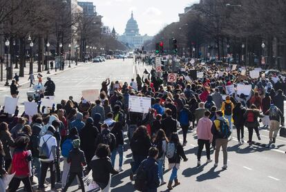 Los grupos de estudiantes también tenían previsto caminar desde la Casa Blanca hasta el Capitolio, la sede del Congreso. En la imagen, cientos de jóvenes caminan por la Avenida de Pensilvania en Washington, el 14 de marzo de 2018.