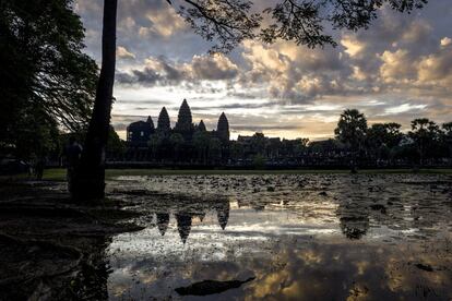 Amanecer frente al famoso templo de Angkor Wat en la ciudad de Siem Reap, uno de los lugares más turísticos del país.
