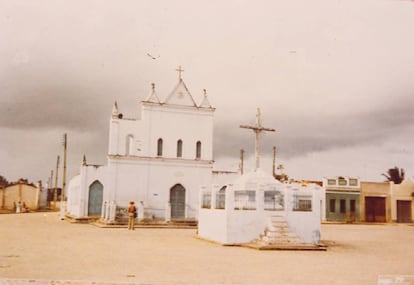 Mario Vargas Llosa ante la iglesia que el Conselheiro construyó en Bom Jesús, Bahía. Agosto 1979.