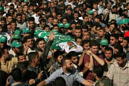 Miles de palestinos acompañan el féretro de un líder militar de Hamás muerto por la aviación israelí.