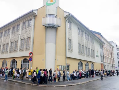 Decenas de personas se concentran este domingo a las afueras del Centro Cultural Islámico de Oslo tras el tiroteo este sábado en una mezquita de la ciudad.