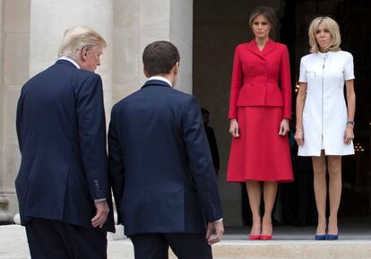 El 13 de julio los Trump visitaron poco más de 36 horas París. El mandatario y su esposa el visitaron algunos de los lugares más icónicos de la capital francesa. Muchos de ellos, como la Torre Eiffel o los Campos Elíseos. En la imagen, Donald Trump, Emmanuel Macron, Brigitte Macron y Melania Trump.