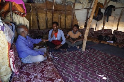 Ibrahim, un migrante etíope de etnia oromo, se sienta con dos hijos en su tienda de campaña en el campamento de Al-Ramsa en Marib, Yemen. Muchos migrantes africanos llegan a Yemen como tránsito en su camino hacia Arabia Saudí. En el camino, son víctimas de trata y, por lo general, enfrentan violencia durante su viaje. También luchan por cubrir sus necesidades más básicas como alimentos, ropa y un refugio seguro para sobrevivir. La salud mental no es una prioridad para muchos.