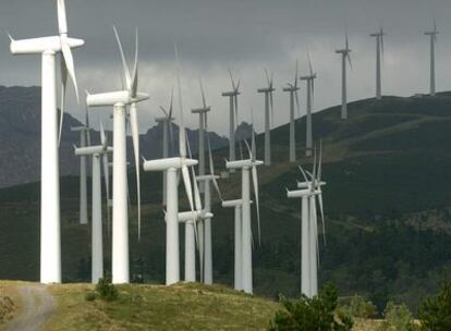 Parque eólico de Carnota, en A Coruña. La potencia eólica instalada en España ascendía a 16.740 megavatios (equivalente a 16 centrales nucleares) el 1 de enero de 2009, según la Asociación Empresarial Eólica.