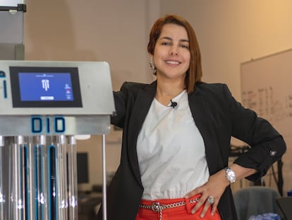 La ingeniera colombiana Lorena Valencia, posa junto al robot DID.